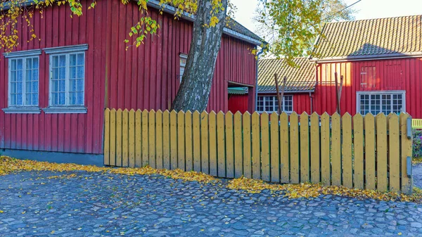 Felvette Yellow Fence Vörös Ház Fredrikstad Norvégia — Stock Fotó