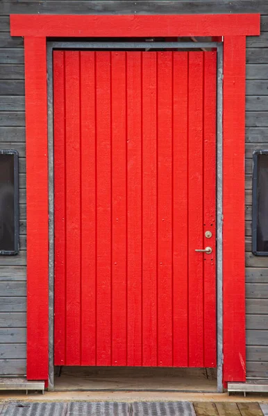 Jasnoczerwone Malowane Drewniane Drzwi Ramy Szwecji — Zdjęcie stockowe