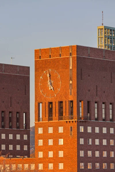 Reloj Grande Ayuntamiento Oslo Noruega Soleado Tarde Otoño — Foto de Stock