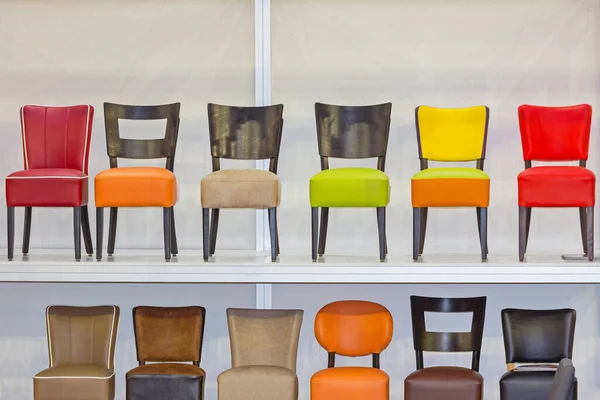 书架上许多新的彩色椅子种类繁多 — 图库照片