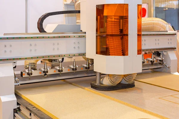 Automatisierter Cnc Holzfräser Der Möbelfabrik — Stockfoto