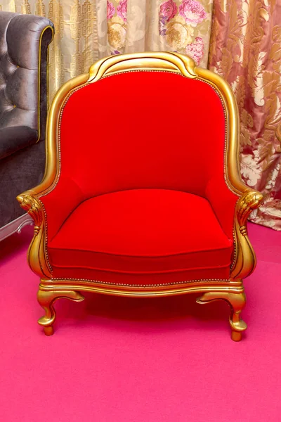 Leuchtend Lebendiger Roter Plüschsessel Mit Goldenem Gestell Luxuriösen Stil — Stockfoto