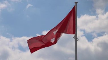 İsviçre Ulusal Bayrağı Güneşli Gün Bulutları 'nda