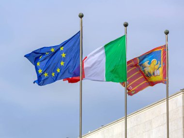 Venedik, İtalya - 10 Ocak 2017: Venedik, İtalya 'da Aslan ve Avrupa Birliği Bayrakları Birlikte.