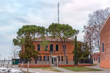 Burano, İtalya - 10 Ocak 2017: İtalyan Polis Teşkilatı Jandarma Binası Venedik Kış mevsiminde Burano Adası.