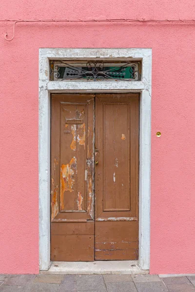 Brown Door Pink House Burano Island Venice Italy — Stock Photo, Image