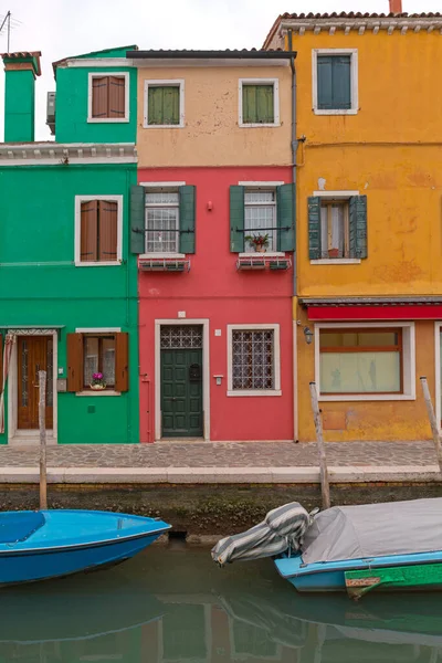 Узкий Красный Дом Цветном Острове Бурано Италия — стоковое фото