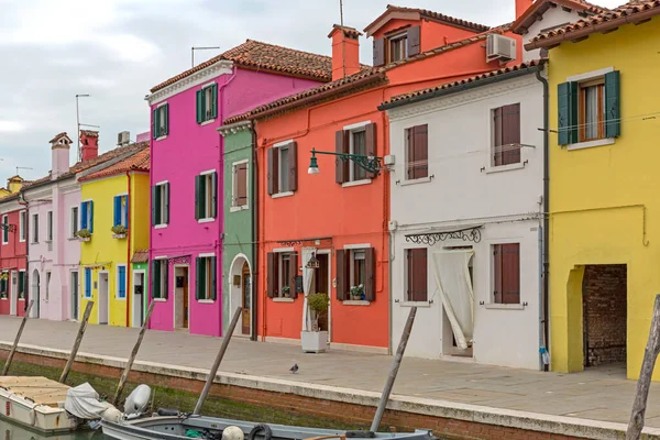 Πολύχρωμα Σπίτια Στη Σειρά Στο Burano Island Venice Ιταλία — Φωτογραφία Αρχείου
