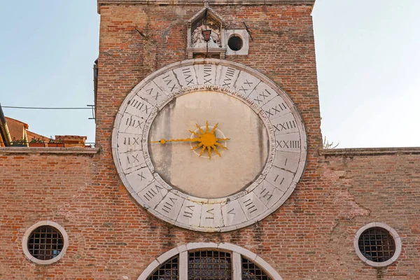 Großes Zifferblatt Mit Einer Hand Der Rialto Kirche Venedig — Stockfoto