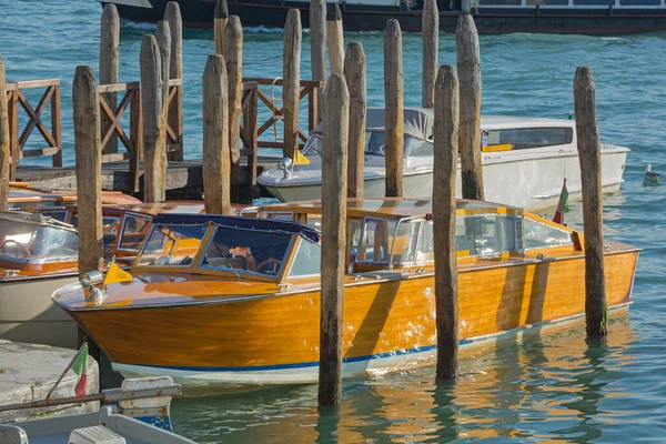 Drewniany Taxi Boat Zacumowany Canal Grande Wenecji Włochy — Zdjęcie stockowe