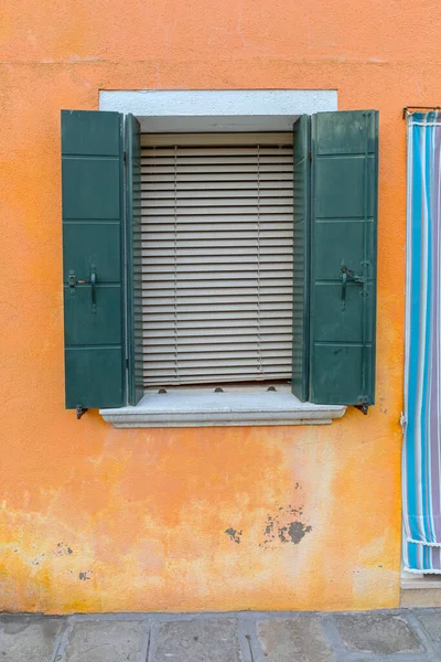 Ventana Abierta Persianas Cerradas Yellow House Burano Island Venecia Italia — Foto de Stock