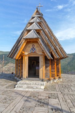 Mokra Gora, Sırbistan - 18 Mart 2017: Sırbistan 'ın Mokra Gora kentindeki Drvengrad Köyünde Aziz Sava Tahta Kilisesi.