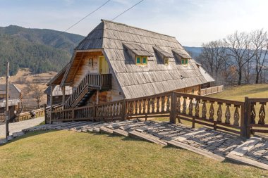 Mokra Gora, Sırbistan - 18 Mart 2017: Mokra Gora 'da Drvengrad Village Turist Cazibesi Sunny Spring Day.