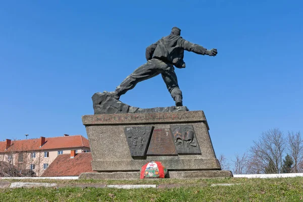 塞尔维亚Ljig 2017年3月17日 南斯拉夫游击队士兵轰炸塞尔维亚Ljig的战争纪念碑 — 图库照片