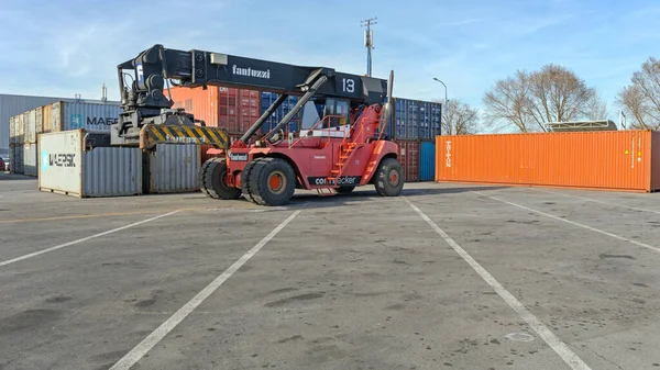 세르비아 Dobanovci Serbia March 2017 Reach Stacker Vehicle Shipping Containers — 스톡 사진