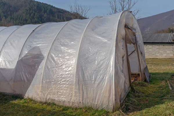 農業のための手頃な価格のプラスチック構造温室 — ストック写真