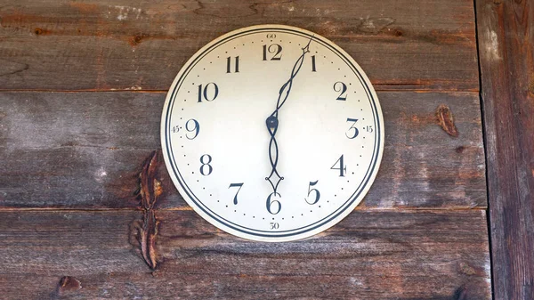 Reloj Blanco Con Números Pared Madera Cabina —  Fotos de Stock