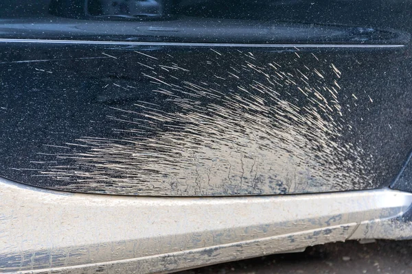 油泥泼洒在肮脏的车门边 — 图库照片