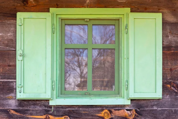 Otevřít Zelené Okno Dřevěné Kabině — Stock fotografie