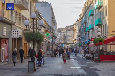 Nice, Fransa - 29 Ocak 2018: Soğuk Kış Günü Massena Caddesi 'nde Yürüyen İnsanlar.