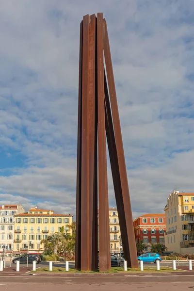 2018年1月31日 法国艺术家贝纳尔 Bernar Venet 创作的 诺伊夫 莱尼斯 奥布利克斯钢铁纪念碑 — 图库照片