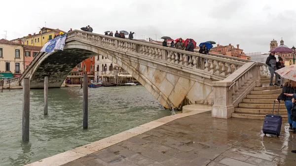 Венеция Италия Февраля 2018 Года Многие Туристы Зонтиками Мосту Скальци — стоковое фото