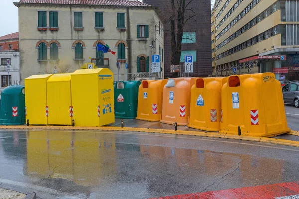 Veneza Itália Fevereiro 2018 Triagem Recipientes Reciclagem Lixo Rua Vence — Fotografia de Stock