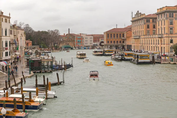 Venedig Italien Februar 2018 Wasserbus Öpnv Taxiboote Canal Grande Regentag — Stockfoto
