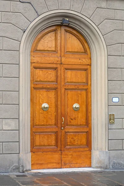 Μεγάλες Τοξωτές Ξύλινες Πόρτες Είσοδος Σπίτι Στη Φλωρεντία Ιταλία — Φωτογραφία Αρχείου
