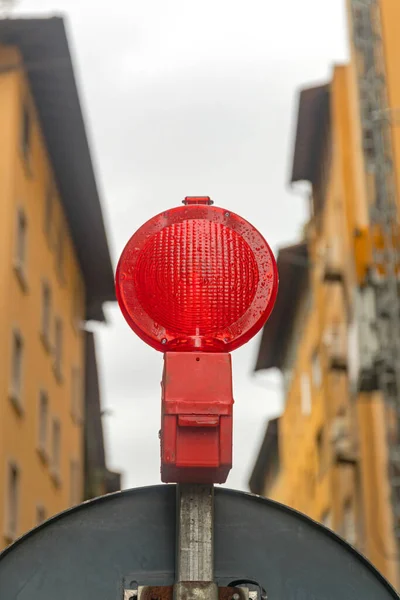 Red Flashing Light Beacon Στο Εργοτάξιο Στην Πόλη — Φωτογραφία Αρχείου