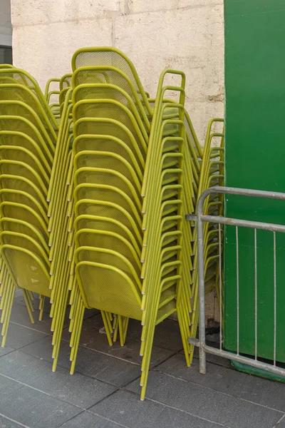 Stacked Green Metal Καρέκλες Μπροστά Από Εστιατόριο Γαλλία — Φωτογραφία Αρχείου