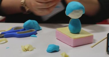 Pasta Şefi Fondant Action Figürü Kek Dekorasyonu Yapıyor