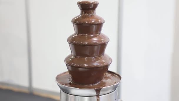 Fonte Fondue Chocolate Leite Multi Layer Tower — Vídeo de Stock