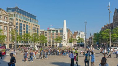Amsterdam, Hollanda - 15 Mayıs 2018: Capital City 'de Sunny Spring Day' de Baraj Meydanı 'nda Kalabalık.