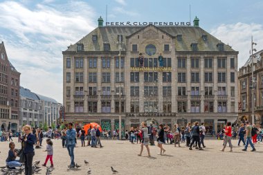 Amsterdam, Hollanda - 16 Mayıs 2018: Madam Tussaud Müzesinin önündeki kalabalık Baraj Meydanı Başkent Binası.