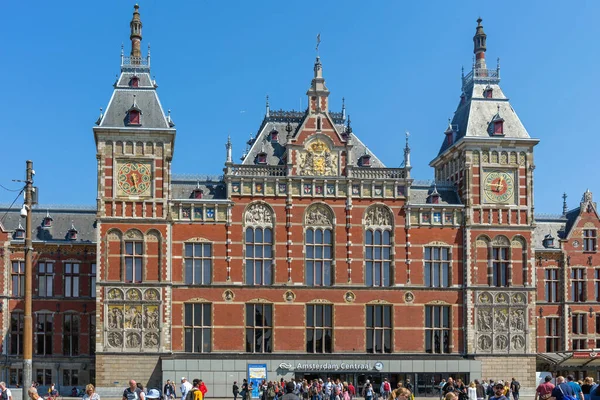 Амстердам Нидерланды Мая 2018 Года Путешественники Перед Зданием Центрального Железнодорожного — стоковое фото