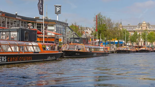 Amsterdam Nizozemsko Květen 2018 Milovníci Canal Cruises Lodě Zakotvené Přístavu — Stock fotografie