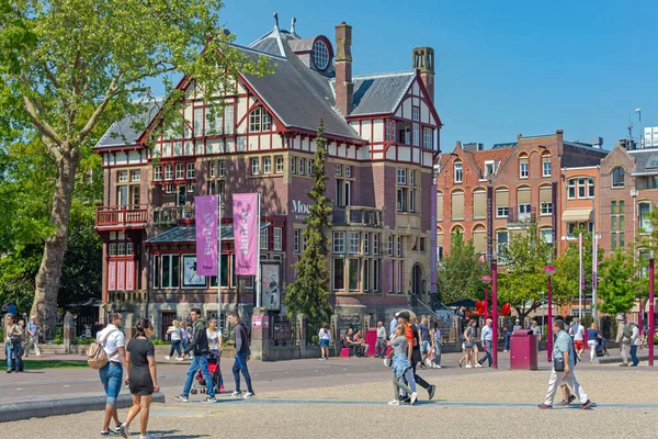 Амстердам Нидерланды Мая 2018 Года Многие Туристы Прогуливаются Перед Зданием — стоковое фото