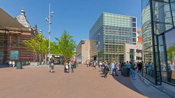 荷兰阿姆斯特丹 2018年5月15日 在著名的凡高博物馆大楼门前 阳光春日的游客人潮 — 图库照片
