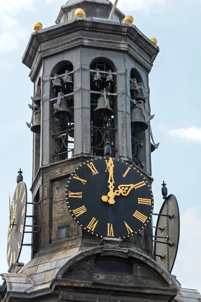 阿姆斯特丹教堂尖顶上有金针的黑色拨号钟 — 图库照片