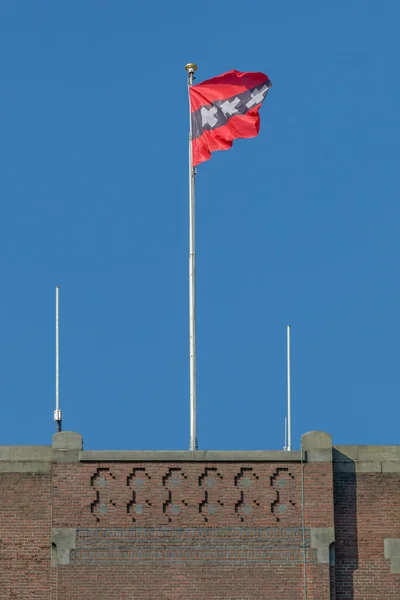 Σημαία Του Άμστερνταμ Στην Κορυφή Του Παλιού Κτιρίου Στο Κέντρο — Φωτογραφία Αρχείου