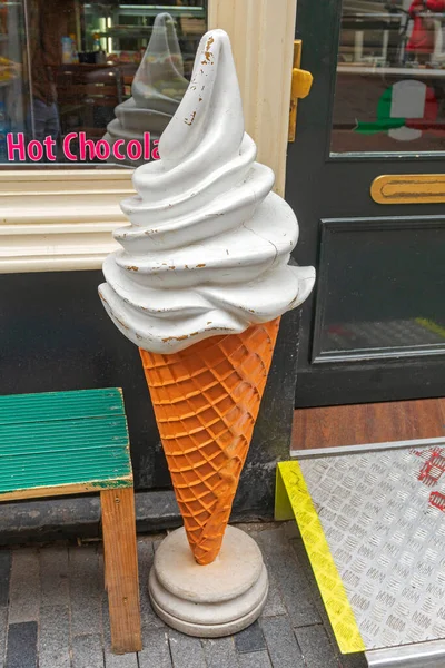 Big Ice Cream Cone Előtt Gelateria Shop — Stock Fotó