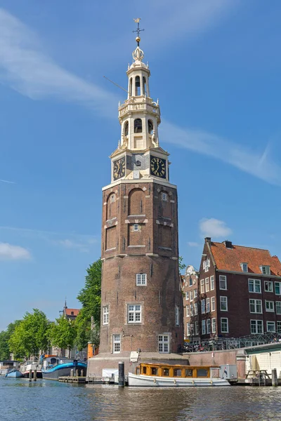 阿姆斯特丹春日奥德山运河畔的Montelbaanstoren塔地标 — 图库照片