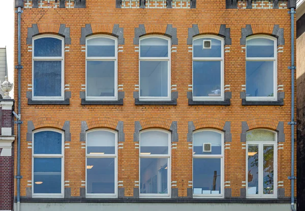 Fenster Gelben Backsteingebäude Amsterdam City — Stockfoto