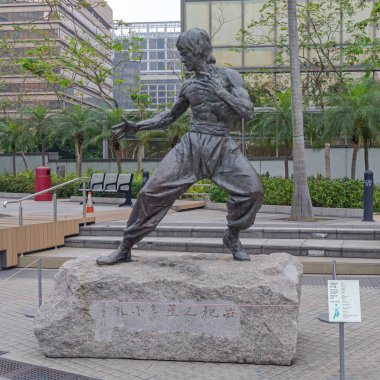Hong Kong, Çin - 26 Nisan 2017: Ünlü aksiyon filmi oyuncusu Bruce Lee, Tsim Sha Tsui Kowloon 'da Yıldızlar Bulvarı' nda Bulundu.