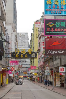 Hong Kong, Çin - 23 Nisan 2017: Nathan Yolu 'ndan Sokak Görünümü Üzerine Neon İşaret Ticari Reklamları.