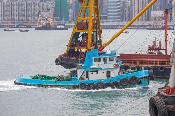 Blue Tugboat Med Pråm Vid Victoria Harbour Hongkong — Stockfoto