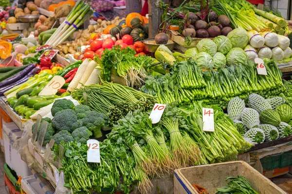 Çiftçi Pazarında Taze Sağlıklı Yapraklı Sebzeler — Stok fotoğraf