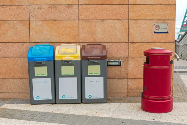 Χρωματιστά Καπάκια Στο Sorting Bins Please Recycle Στο Χονγκ Κονγκ — Φωτογραφία Αρχείου