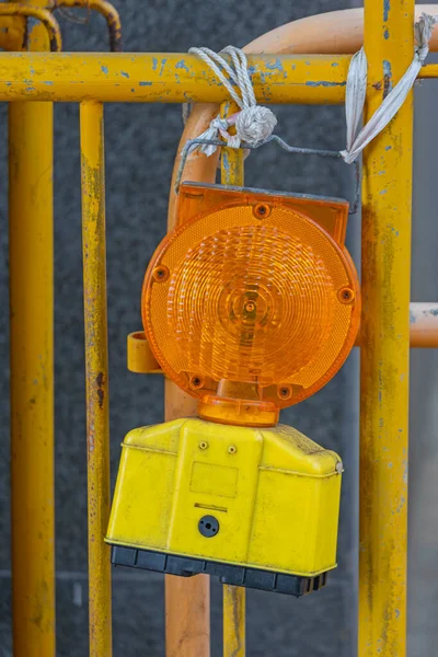 Blinkande Gul Varningslampa Byggarbetsplatsen Staket — Stockfoto
